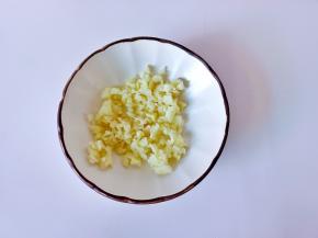 蒜去皮切成泥。
