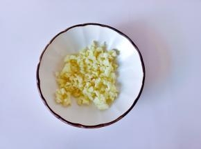 蒜去皮切成泥。