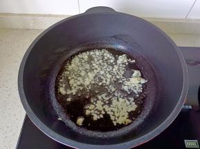 锅里油热下蒜炒香。