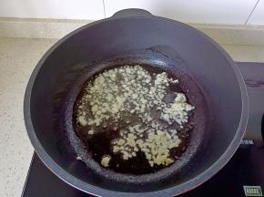 锅里油热下蒜炒香。