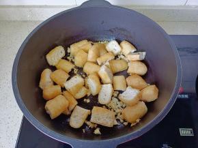 下油豆腐翻炒一下。