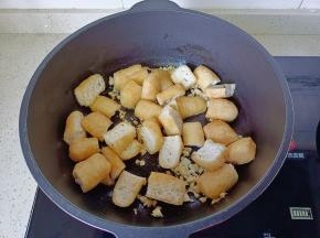 下油豆腐翻炒一下。