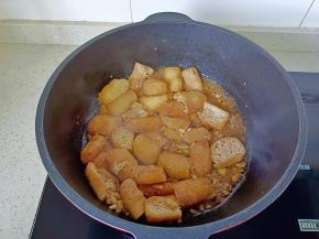 大火翻炒至汤汁差不多时。