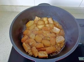 大火翻炒至汤汁差不多时。