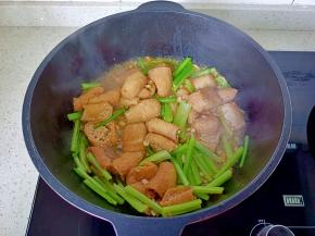 翻炒至芹菜熟就可以出锅！