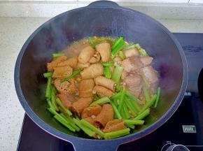 翻炒至芹菜熟就可以出锅！