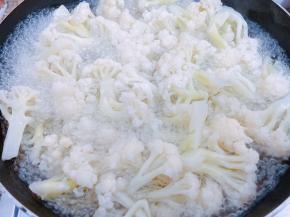 锅里烧水，水开后放入花菜焯熟后捞出沥干水分