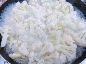 锅里烧水，水开后放入花菜焯熟后捞出沥干水分