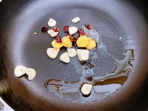 锅里加入植物油，放入姜蒜干辣椒爆香