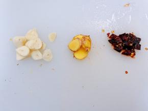 大蒜生姜切片，干辣椒切段