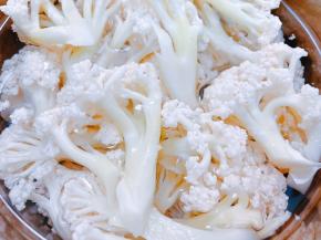 花菜切成小朵，用盐水浸泡20分钟