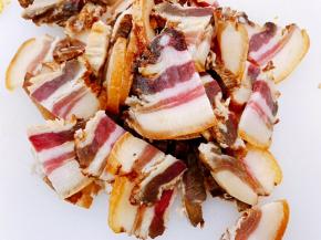 腊肉烧洗干净后切薄片