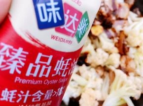 加入味达美臻品蚝油翻炒1分钟后出锅