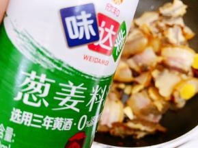 淋上姜葱料酒翻炒