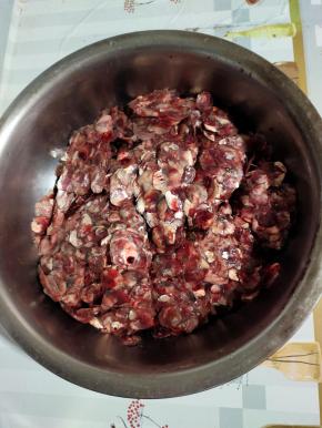 今天腌制了200多斤腊鱼，留下了好多的鱼鳞，拿回家给家人们做一道鱼鳞皮冻吃！