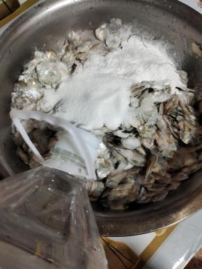 再把鱼鳞处理一下：往盆里加入适量的盐，小苏打和白醋！