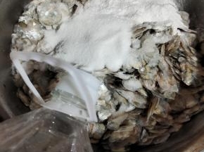 再把鱼鳞处理一下：往盆里加入适量的盐，小苏打和白醋！