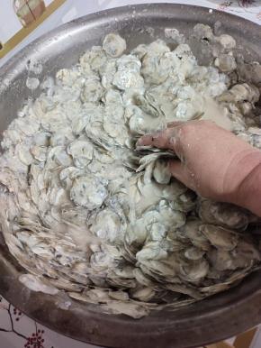 直接用手抓拌，这样抓拌一会儿，效果特别明显，鱼鳞没有了刚才黏糊糊的感觉，最重要的是这样做，还能去除鱼腥味儿！