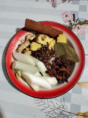 准备大料：生姜洗净切成片，大葱切成段，花椒，八角，桂皮，香叶备用！