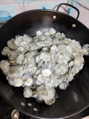 把清洗干净的鱼鳞倒入锅中！
