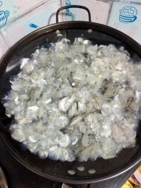 加入适量的水！（鱼鳞和水的比例是1:3）