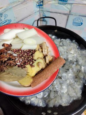 加入生姜，葱段，八角，桂皮，香叶，花椒！