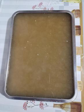 倒入干净的容器中，让它自然晾凉，放进冰箱冷藏两个小时！冬天气温低，直接室温放置一晚上也凝固的很好！