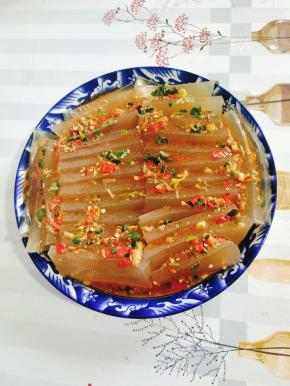 浇上调好的料汁儿，酸辣开胃！