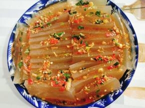 浇上调好的料汁儿，酸辣开胃！