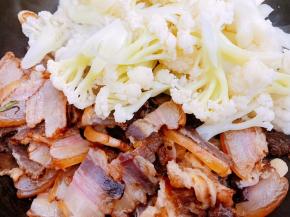 加入花菜，撒上少许盐翻炒均匀