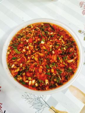 碗中放入一大勺蒜泥，三勺生抽，四勺香醋，两勺香油，一勺鸡精，少许盐，一勺辣椒油，适量的凉开水，适量的葱花，香菜，小米辣搅拌均匀调成料汁儿！