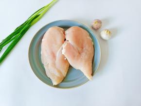 准备鸡胸肉两块。