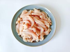 把鸡胸肉放在盘里。