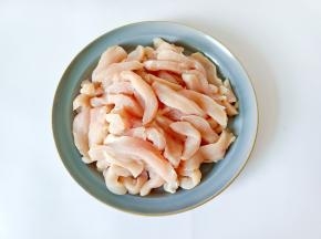 把鸡胸肉放在盘里。