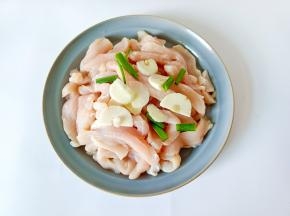 加上葱段，蒜片。