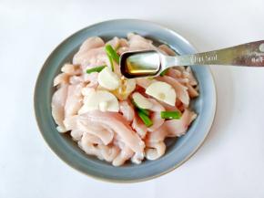 加上料酒一勺。