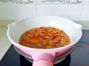 锅里放入适量的食用油，油热放入鸡肉条煎。