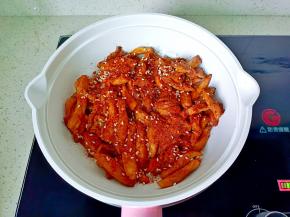 撒上辣椒粉，孜然粉，芝麻翻拌均匀即可。