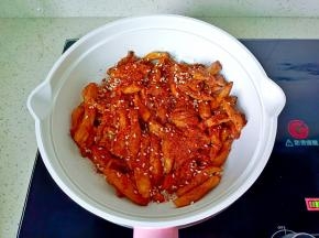 撒上辣椒粉，孜然粉，芝麻翻拌均匀即可。