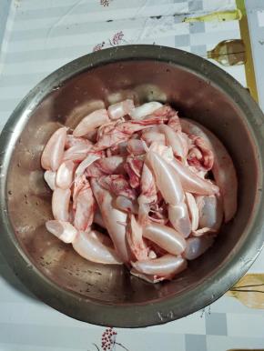 昨天腌腊鱼的鱼泡足足有两斤多呢！放在清水中，清洗干净上面的血污！