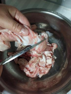 用剪刀把鱼泡剪个小口子，把里面的气放出来，以免烹饪的时候蹦出来，溅的到处都是！