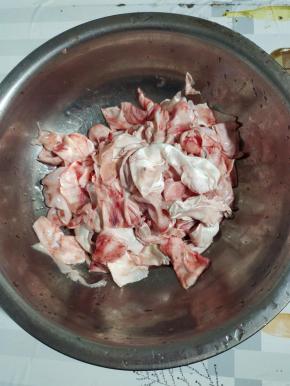 有的鱼泡有点大，可以剪成几段，这样更入味儿！