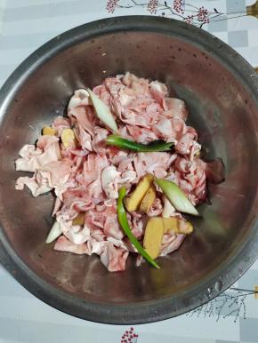 放入适量的料酒，葱段，生姜片抓拌均匀腌制20分钟！去腥增香！