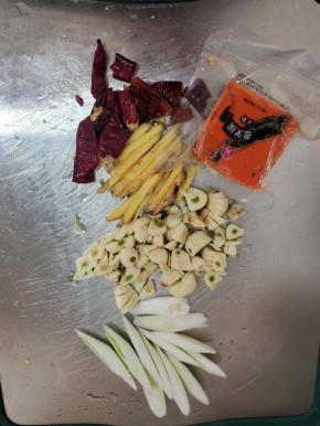 准备一块火锅底料，蒜瓣切成小块，生姜切成丝，干辣椒切成段备用！