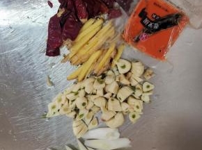 准备一块火锅底料，蒜瓣切成小块，生姜切成丝，干辣椒切成段备用！