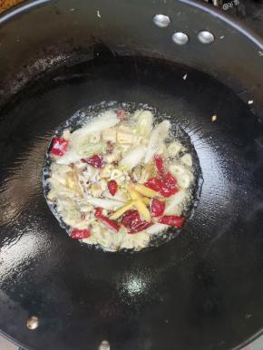 起锅烧油，放入生姜，葱段，花椒，蒜瓣，干辣椒爆香！