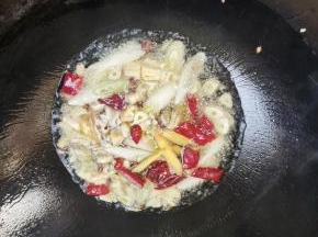 起锅烧油，放入生姜，葱段，花椒，蒜瓣，干辣椒爆香！