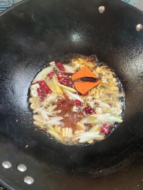 放入一大勺郫县豆瓣酱和一块火锅底料，小火炒出红油！