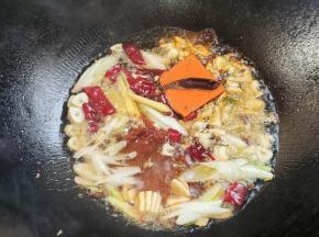 放入一大勺郫县豆瓣酱和一块火锅底料，小火炒出红油！