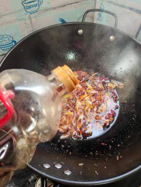 放入一勺老抽调色！